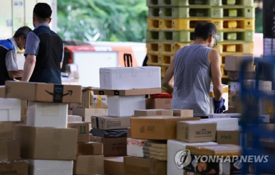 서울 광진구 동서울우편물류센터에서 진행 중인 우체국 택배 등 분류 배송 작업 모습. 사진 연합뉴스